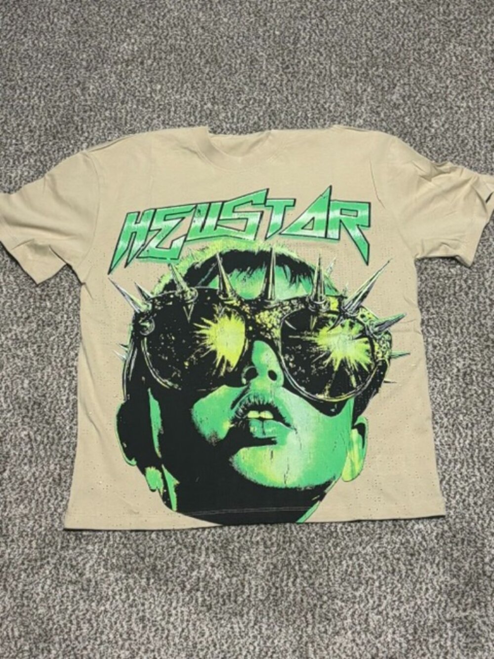 HELLSTAR Graphic T-Shirt Beige Green Spiked Sunglasses Streetwear Tee